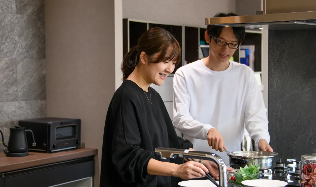 料理をしている夫婦
