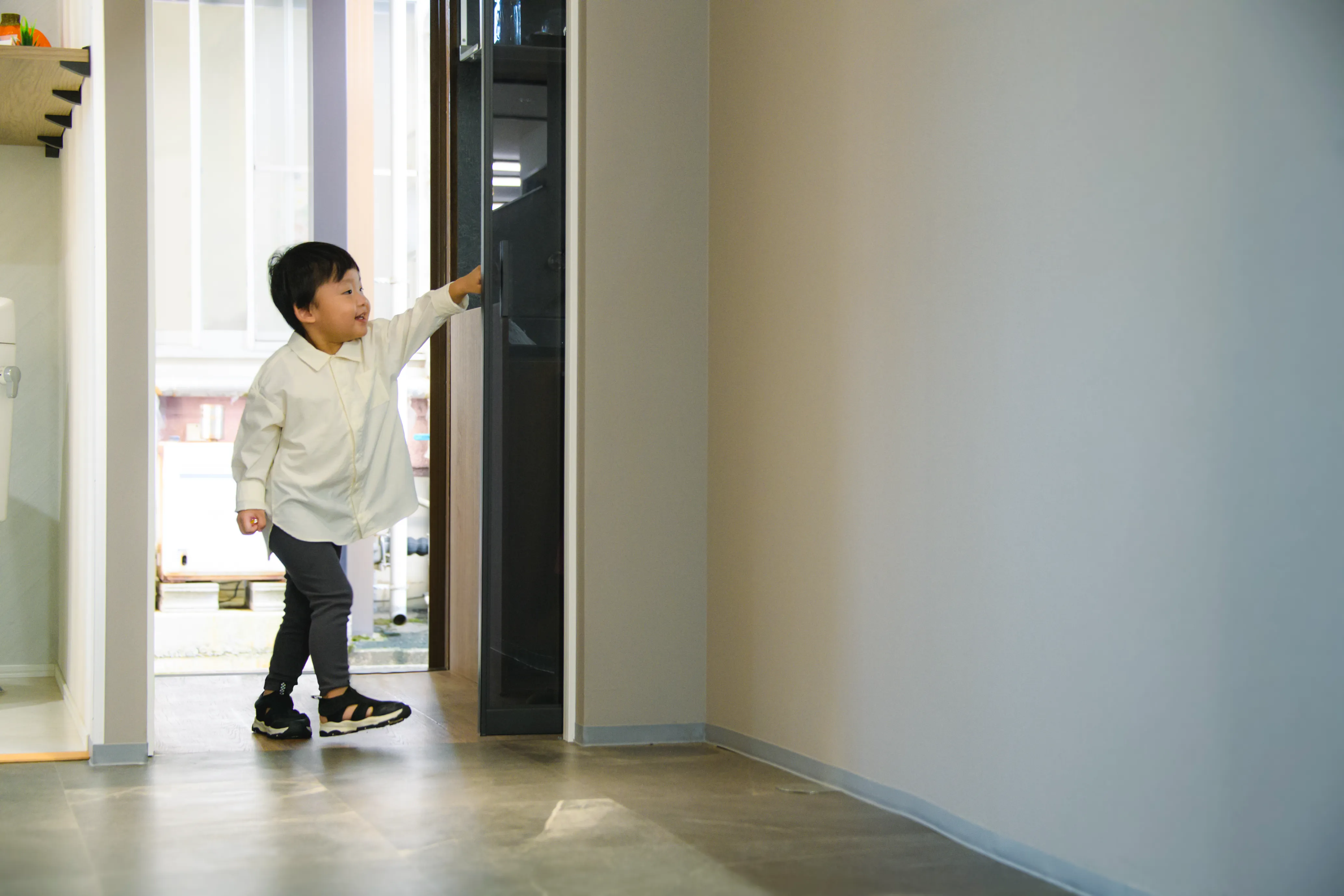 扉を開けている子供